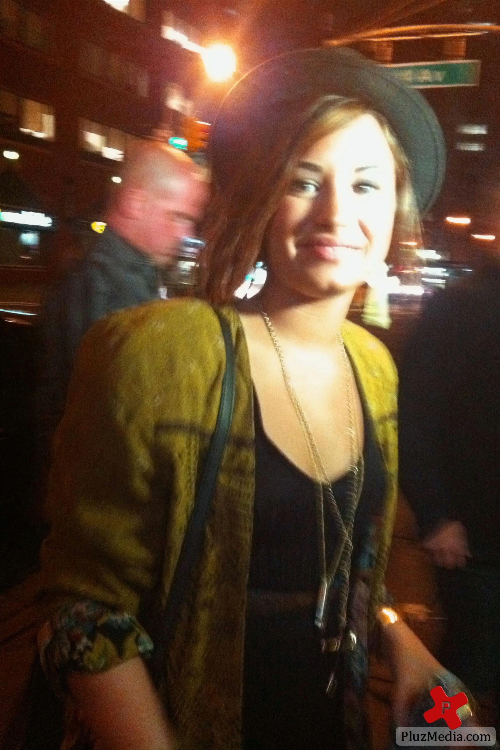 Demi Lovato buys her new cd at midnight | Picture 83100